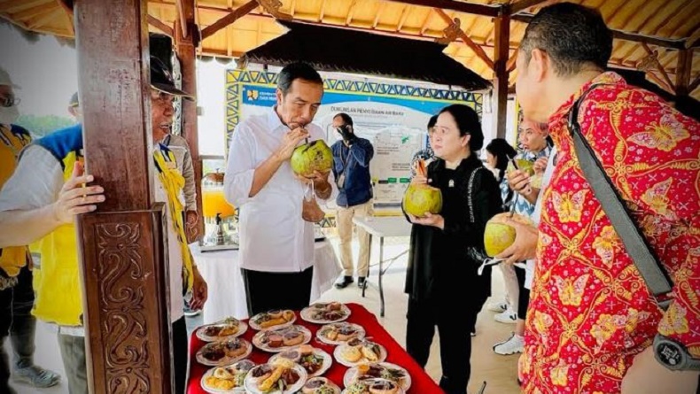 Tinjau Bendungan Sepaku, Jokowi Seruput Es Kelapa Muda Bersama Puan dan Para Menteri