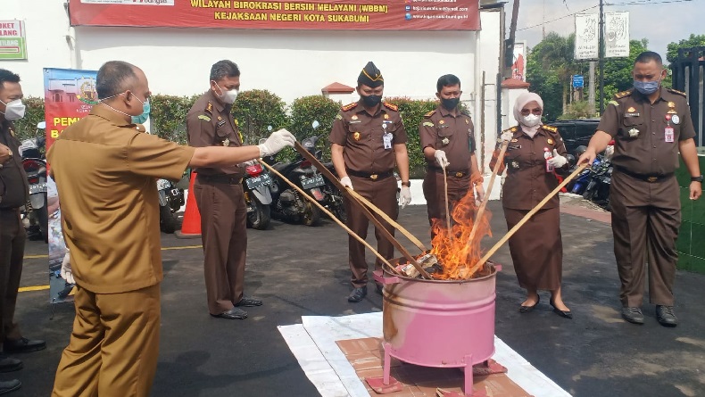 Sabu-Obat Terlarang Diblender dan Ganja Dibakar di Depan Kantor Kejari Kota Sukabumi