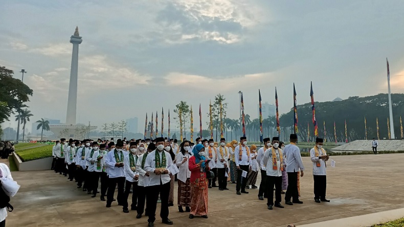 Puluhan Abang None Berkumpul di Monas Ikuti Upacara HUT Jakarta Ke-495