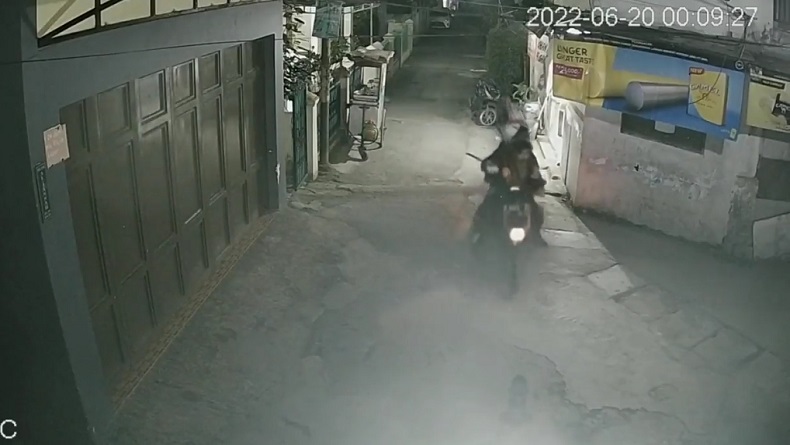Viral Detik-Detik 3 Perampok Bersenjata Golok Satroni Toko Kelontong di Jatayu Bandung