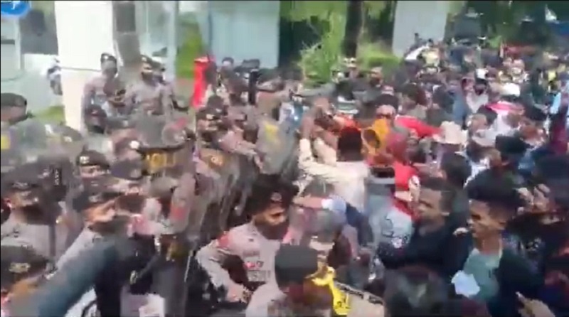 Ricuh, Demo Tuntut Layanan Kesehatan di Kantor Gubernur Jatim 