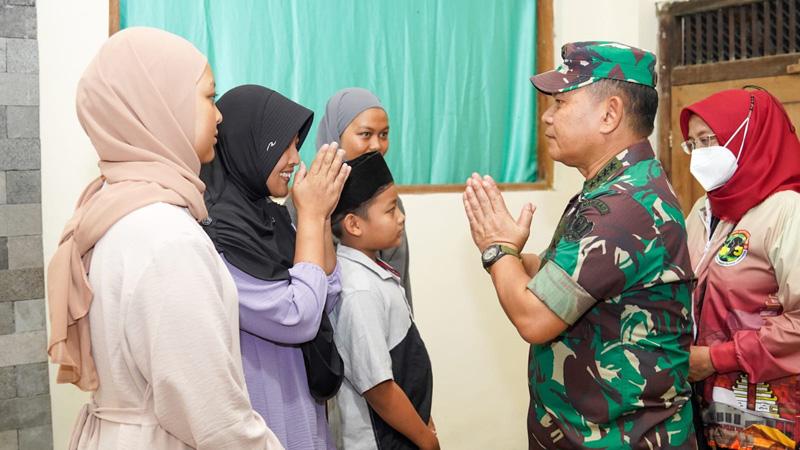 KSAD Kunjungi Rumah Prajurit yang Meninggal saat Latihan Menembak, Beri Santunan ke Keluarga