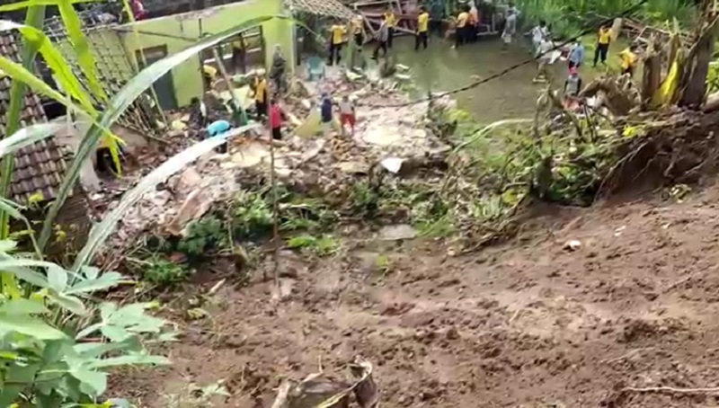 Rumah di Kediri Hancur Tertimpa Longsor, 2 Penghuni Lari dalam Kandang Sapi 