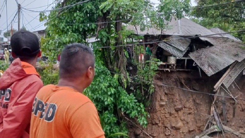 Rumah Potong Ayam di Padang Ambruk karena Longsor, BPBD:  Waspada Curah Hujan Masih Tinggi