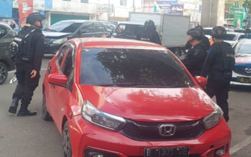 Brimob Datangi Lokasi Mobil Misterius yang Bawa Senjata di Sudirman Palembang 