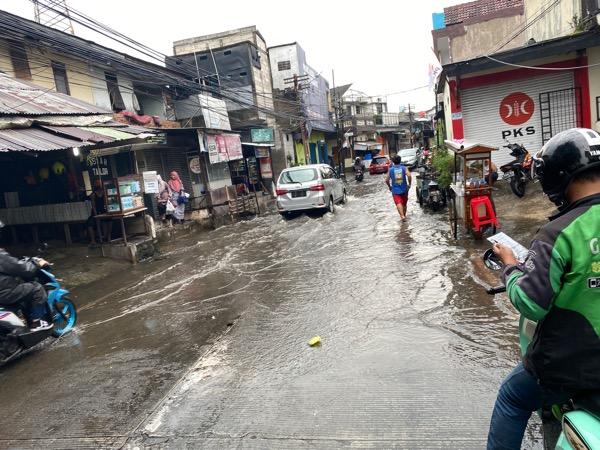Diguyur Hujan Sore Hari Ini, Kawasan Pasar Warung Buncit Jaksel Banjir