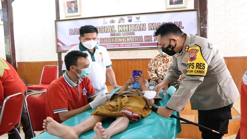 Dapat Bingkisan dari Polwan Cantik Usai Khitan Massal, Puluhan Anak di Salatiga Semringah