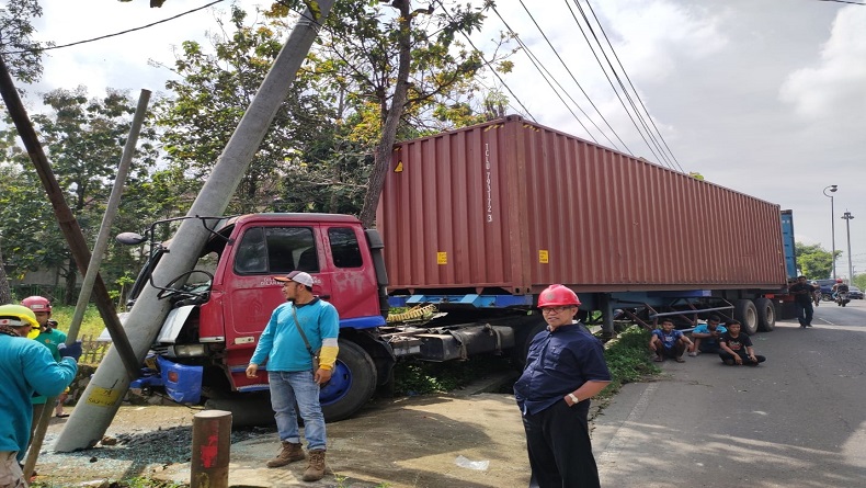 Truk Tabrak Tiang Listrik di JLS Salatiga, Diduga akibat Rem Blong