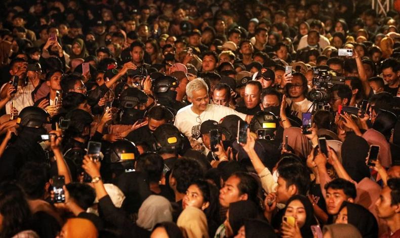 Ganjar dan Ribuan Orang Goyang Ambyar dalam Konser Trisakti di Benteng Vastenburg