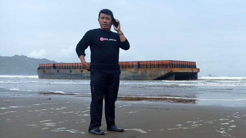 Kapal Tongkang Kandas dan Terdampar di Pantai Jetis Cilacap