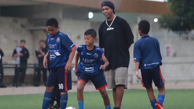 Ketika Anak-Anak di Malang Antusias Ikut Coaching Clinic dari Ronaldinho 