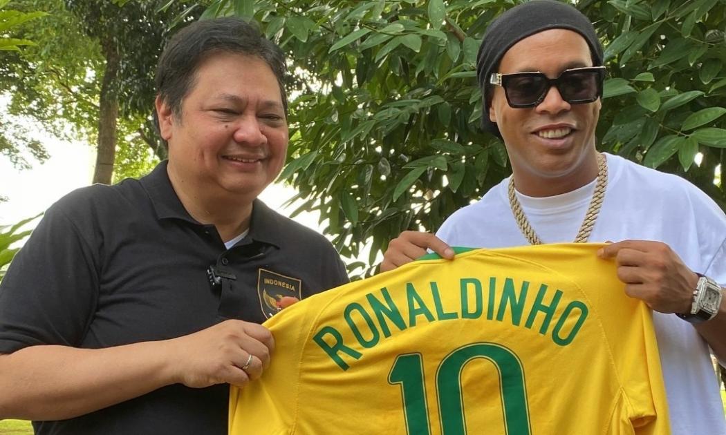 Airlangga Hartarto Bertemu Ronaldinho di Lapangan Banteng, Ini Kata Sang Legenda Sepak Bola Brasil