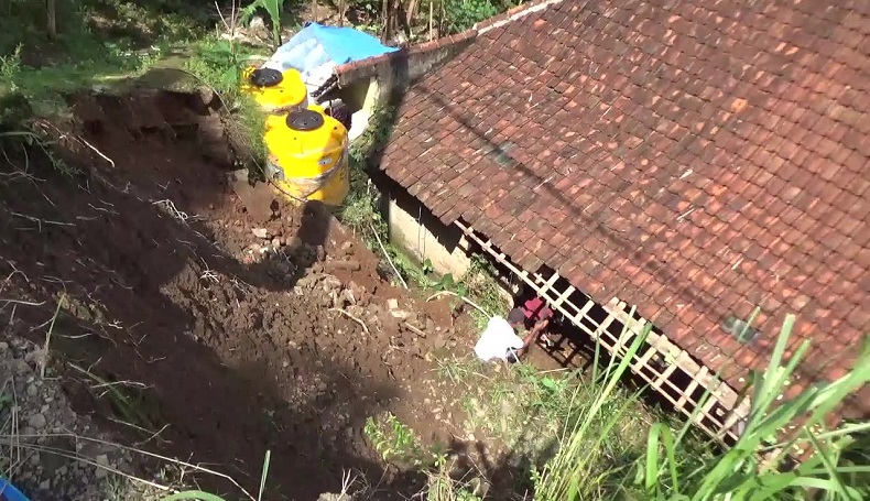 Bahu Jalan Provinsi di Calingcing Kuningan Longsor, 1 Rumah Rusak Parah