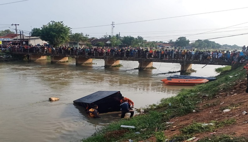 Mobil Pengangkut Uang Berhasil Dievakuasi dari Irigasi Karawang, Isi Koper Dihitung Ulang