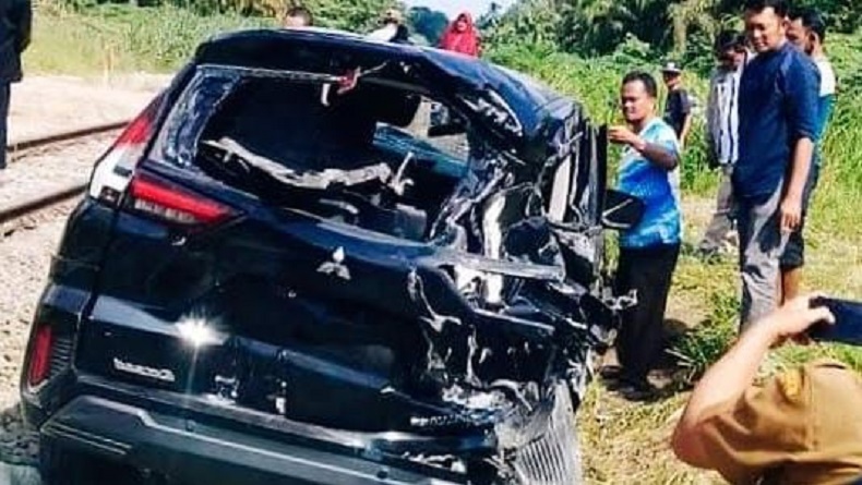 Terobos Pelintasan, Mobil ASN Batubara Ringsek Ditabrak Kereta Api, Sopir Selamat