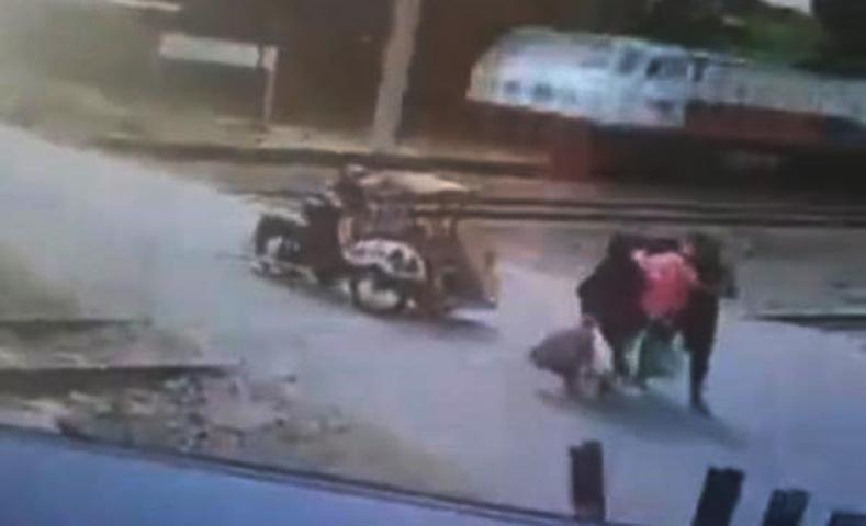 Viral Ibu dan Anak di Klaten Nyaris Tersambar Kereta Api gegara Bentor Terobos Palang Pintu