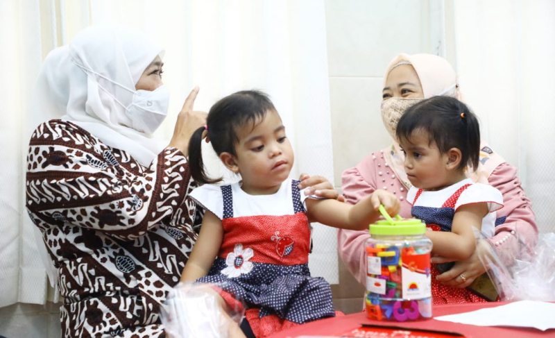 Gubernur Khofifah Lepas Kepulangan Bayi Kembar Siam Annaya dan Innaya ke NTB