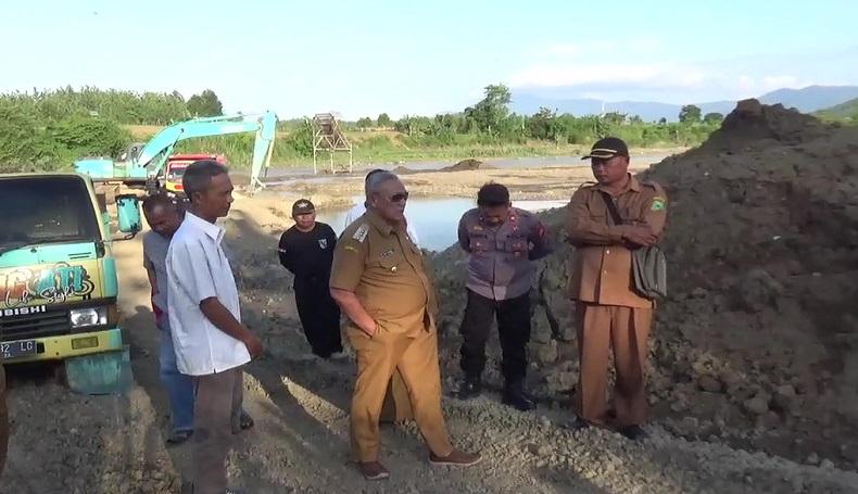 Jalan Rusak akibat Dilintasi Truk Besar, Bupati Kuningan Tutup Penambangan Pasir