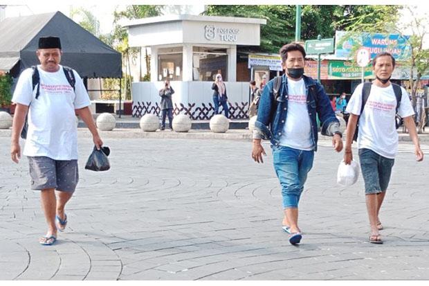 Sempat Mampir di Jogja, Korban Erupsi Semeru Jalan Kaki ke Istana Negara