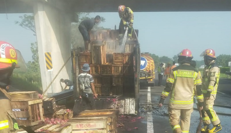 Pikap Bermuatan Buah Terbakar di Tol Cipali, Lalu Lintas ke Jakarta Sempat Ditutup