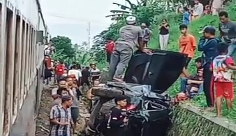 Tertahan di Pelintasan Sirnagalih Cianjur, Agya Terseret Kereta Sejauh 120 Meter 