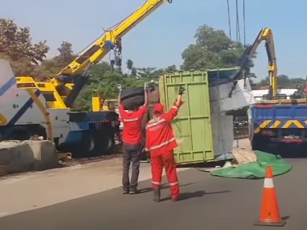 Sopir Mengantuk, Truk Tabrak Rambu Lalin hingga Terbalik di Tol Jagorawi