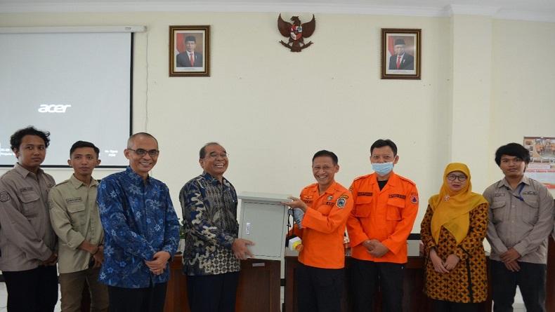 UNS Serahkan Alat Deteksi Dini Tanah Longsor ke BPBD Karanganyar