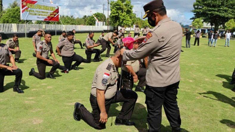 Naik Pangkat, 35 Personel Dapat Siraman Air Kembang dari Kapolres Kepulauan Talaud