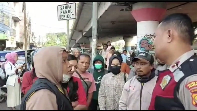 Pengendara Perempuan Gigit Tangan Polisi, Tak Terima Ditegur saat Lawan Arus di Jaktim