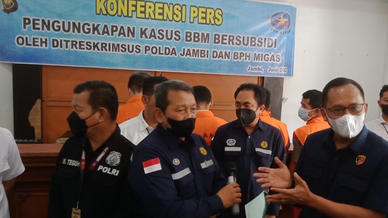 Asyik Isi Solar di SPBU, 5 Penimbun BBM Subsidi di Jambi Ditangkap Polisi