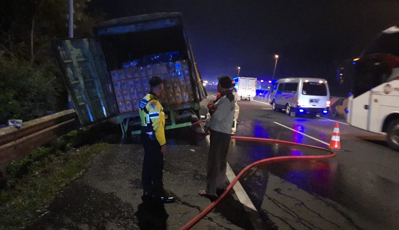 Truk Terbakar Hebat di Tol Cipularang, Api Berkobar dari Bawah Kendaraan