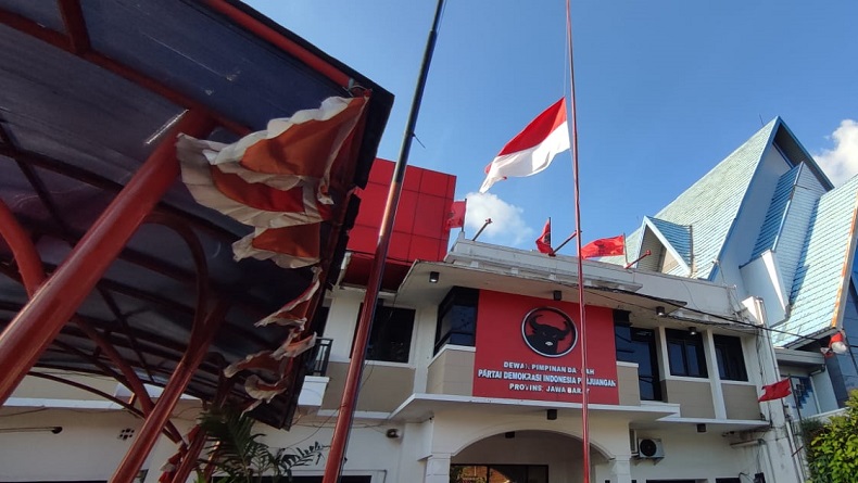 Berduka Tjahjo Kumolo Wafat, PDIP Jabar Pasang Bendera Merah Putih Setengah Tiang