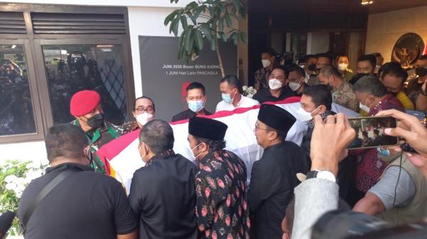Jenazah Tjahjo Kumolo Diberangkatkan ke Masjib Quba Kemenpan RB untuk Disalatkan