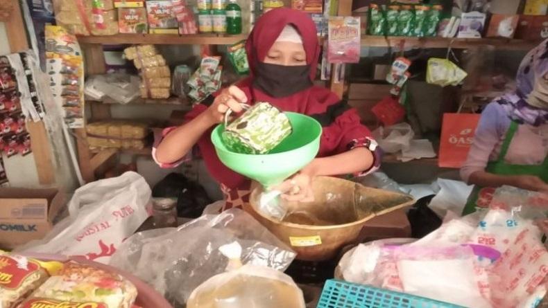 Sosialisasi PeduliLindungi untuk Beli Minyak Goreng Curah di Batang, Ini Kendalanya