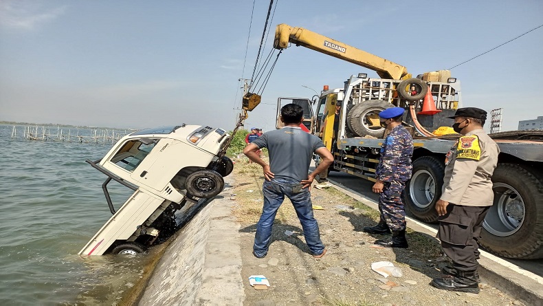 Latihan Mengemudi di Kawasan Pelabuhan Kendal, Mobil Pikap Terjun ke Laut