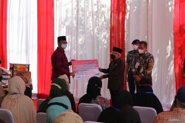 Wapres Serahkan Triliunan Bansos Pada Warga NTB, Ada Juga Beasiswa dari SD Sampai Kuliah