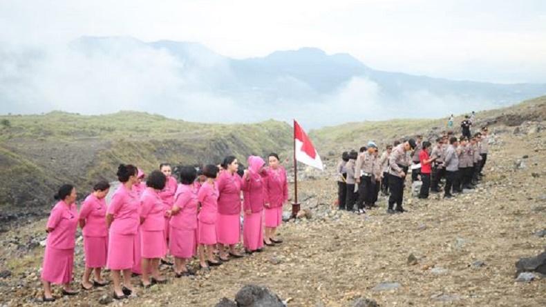 Unik, Polres Tomohon Gelar Upacara Kenaikan Pangkat di Gunung Lokon