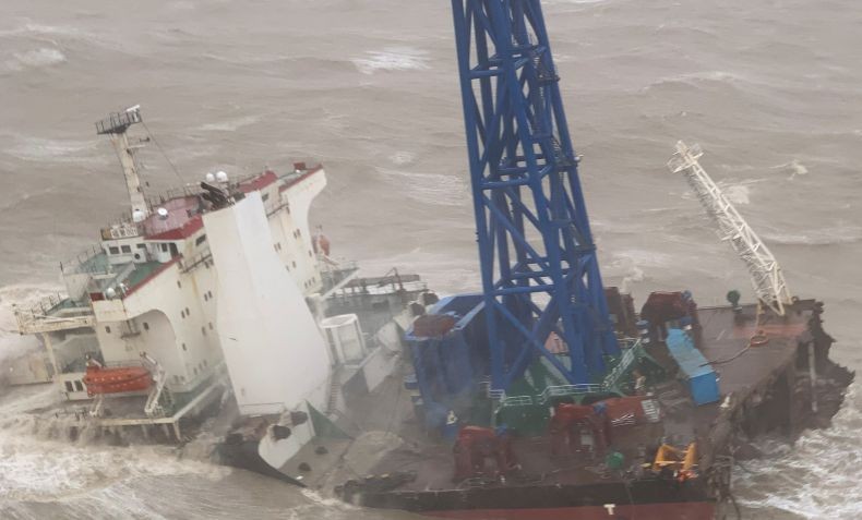 Ganasnya Topan Chaba di Laut China Selatan Bikin Kapal Terpotong Dua, Puluhan Kru Hilang 