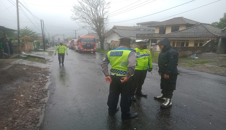 Cegah Kebakaran akibat Tumpahnya BBM di Cisurupan Garut, 1 Unit Damkar Dikerahkan