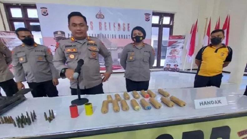 Warga Seram Bagian Barat Sukarela Serahkan 4 Senpi dan 15 Bom Rakitan ke Polisi