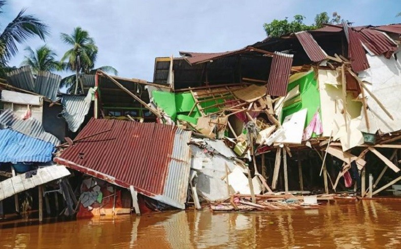 Rumah Warga Sanggau Porak-Poranda Ditabrak Ponton, Satu Orang Tewas