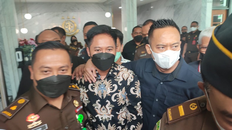 Breaking News! Ini Penampakan Doni Salmanan saat Diserahkan Bareskrim Polri ke Kejati Jabar