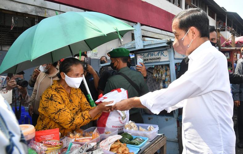 Jokowi Bagikan Bansos ke Pedagang : Jangan Dibelikan Handphone Apalagi Pulsa