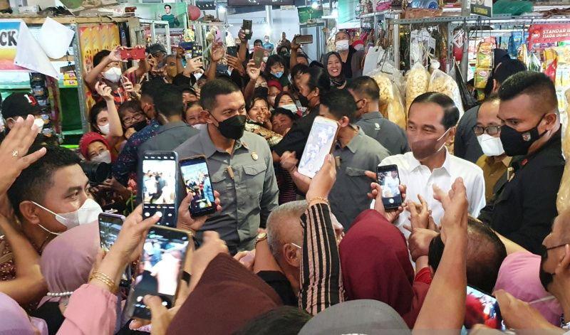 Begini Antusiasme Warga Sambut Kedatangan Jokowi di Pasar Peterongan Semarang