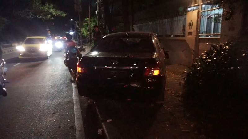 Dikejar Polisi, Pengendara Mobil Bersenpi Tabrak Pemotor di Tanjung Priok