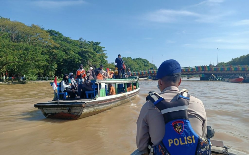 Penumpang Kapal Wisata Susur Sungai Martapura Naik di Atap, Polisi: Jangan Nekat