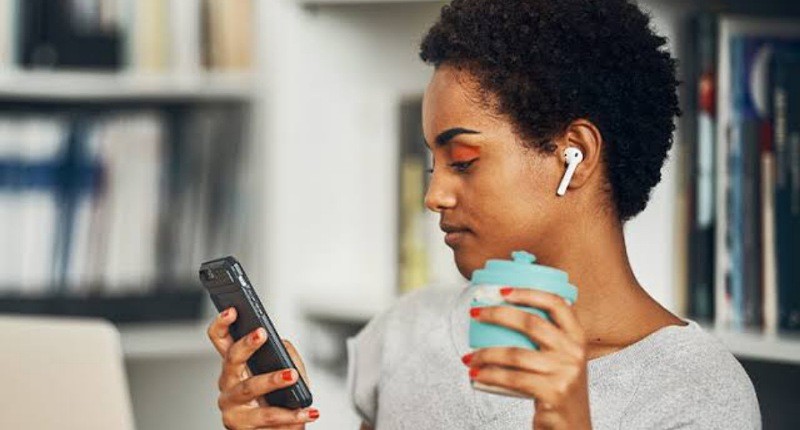 Hobi Dengar Musik, Ketahui Cara Pakai Earphone yang Aman untuk Telinga  