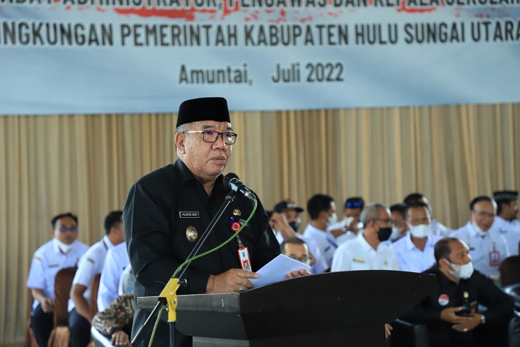 Lantik Ratusan ASN, Plt Bupati HSU Ingatkan untuk Bekerja Melayani Masyarakat