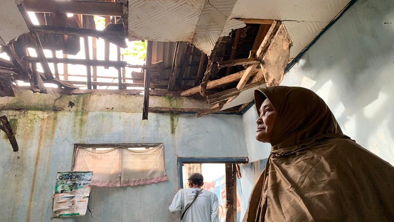 Miris, Warga Cipatat KBB Ini 4 Bulan Numpang di Tetangga gegara Rumah Ambruk Termakan Usia 