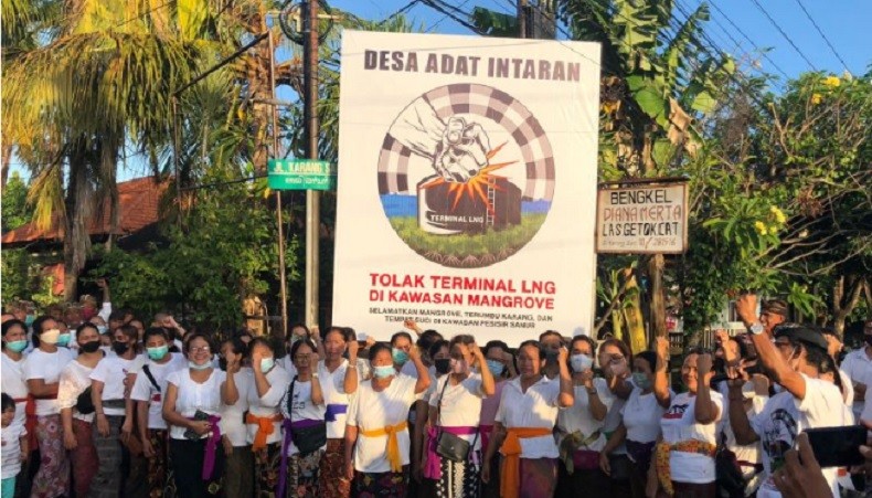 Tolak Terminal LNG, Warga Desa Adat Bali Pasang Baliho di 7 Lokasi
